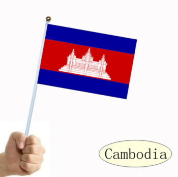 Fã acenando bandeiras nacionais de mini Camboja