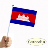 ファンが手を振っているミニカンボジアの国旗を開催