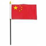 país china nacional mão acenando uma bandeira com um poste de plástico