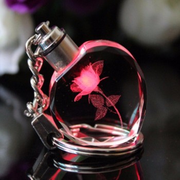 Lembrança presente personalizado chaveiros coração de pêssego chaveiro de cristal casais presentes do partido colorido piscando luzes Led chaveiros llavero