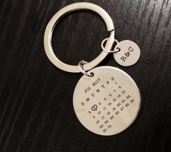 personalisierter Kalender keychain, Name der kundenspezifischen Initialen Schlüsselkettenkalender, Datum markiert mit Herzen, Familienmitgliedliebhabergeschenke
