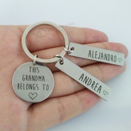 nome personalizzato personalizzato Portachiavi questo nonno / nonna appartiene al portachiavi con ciondolo lettera per regalo portachiavi nonni di famiglia