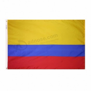 Comercio al por mayor 100% poliéster 3x5 pies stock bandera colombiana con bandera de colombia