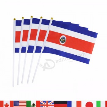 Bandiera nazionale nazionale dell'onda tenuta in mano professionale costaricana del Costa Rica