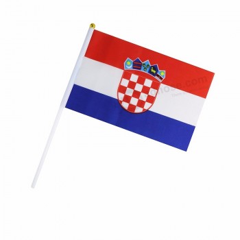 Croácia mão acenando uma bandeira com uma vara de plástico