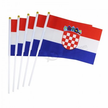 Fã acenando mini croatia bandeiras nacionais
