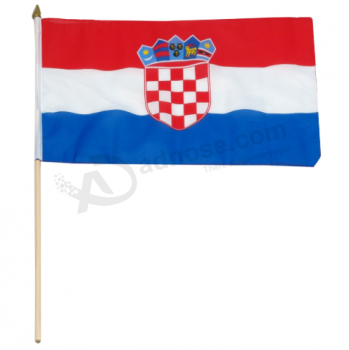 Kroatien-Handflaggensport, der mit Plastikpfosten zujubelt