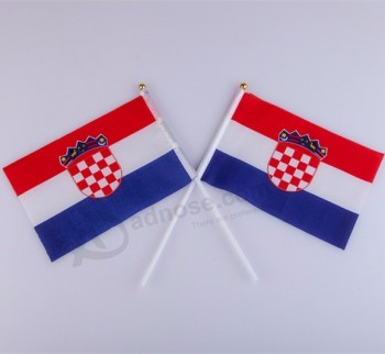 Фестиваль использовать мини-флаг Хорватии рука с флагштоком