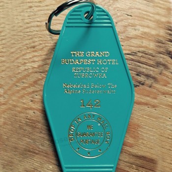 Großhandel benutzerdefinierte blaugrün und Gold beschriftet Grand Budapest Hotel inspiriert Keytag