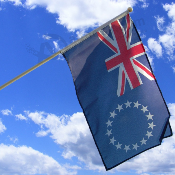 promoção pequenas Ilhas Cook mão acenando a bandeira nacional