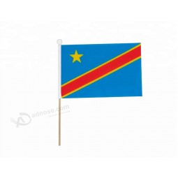 aangepaste nationale handgedragen vlag van de democratische republiek Congo zwaaien met vlaggen