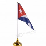 キューバ国旗パターンと旗竿で屋内立っているテーブルフラグ