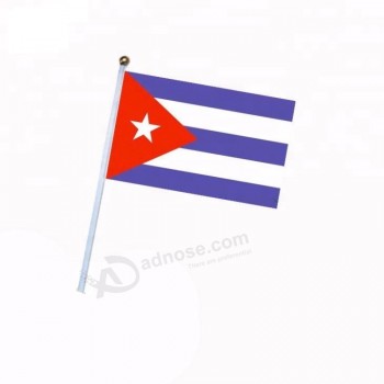 фондовый Куба рукой размахивая флагом выборов с черным пластиковым полюсом