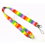 cordino color arcobaleno appeso al collo