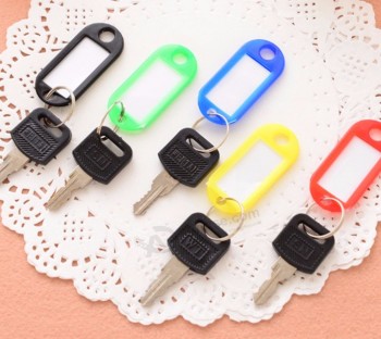 色のプラスチック製のキーチェーンフォブ荷物のIDタグは、多くの用途のために名刺を持つキーリングにラベルを付けます
