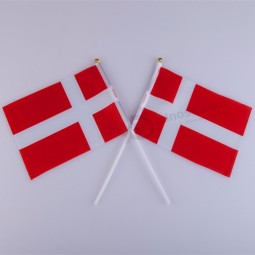 ファンが手を振るミニデンマーク国旗