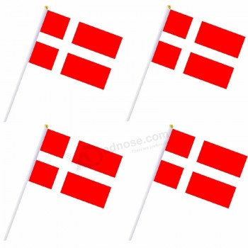 piccola mini bandiera danese tenuta in mano per gli sport all'aria aperta