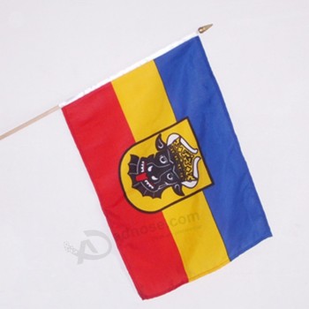 bandiera tenuto in mano su ordinazione del poliestere di buona qualità 100% per uso pubblicitario della decorazione