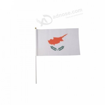 Bandera ondeante de mano de Chipre de tamaño pequeño