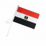 Fã acenando mini Egito bandeiras nacionais de mão