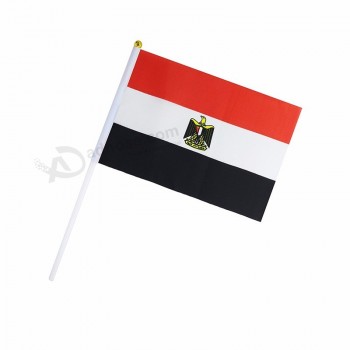 Fan, der Mini-Ägypten-Handstaatsflaggen wellenartig bewegt