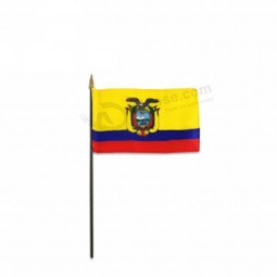 Эквадор Мексика рука размахивая флагом с металлическим шестом