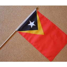 Fã acenando mini timor-leste bandeiras nacionais