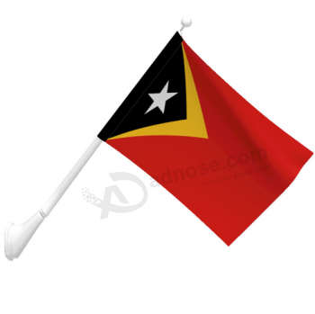Bandera de Timor Oriental montada en la pared de poliéster al aire libre