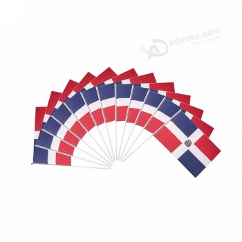 impresión de seda y diseño personalizado con asta de bandera dominicana bandera ondeando a mano