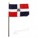 ドミニカ共和国の国民の手を振ってプラスチックスティックと国旗デモ国旗