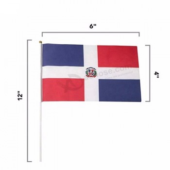 Los fanáticos del fútbol de alta calidad que animan de mano mini dominica Rep bandera del país