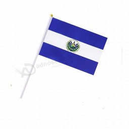 El Salvador bandiera mano bandiera agitando a mano misura su misura realizzata in porcellana