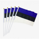 Bandiera estonia 14x21 cm tenuta in mano con asta in plastica
