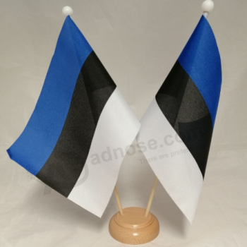 Zwei Flaggen Estland-Nationaltabellenflagge mit Basis
