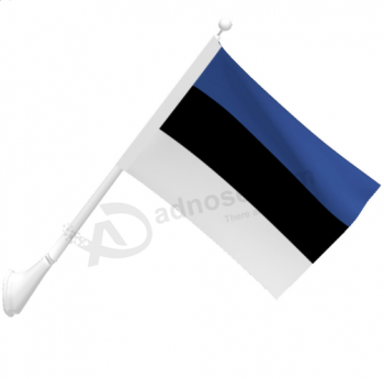 bandera nacional montada en la pared de Estonia con poste