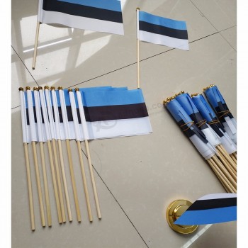 bandiera nazionale estone a mano all'ingrosso con pali in legno