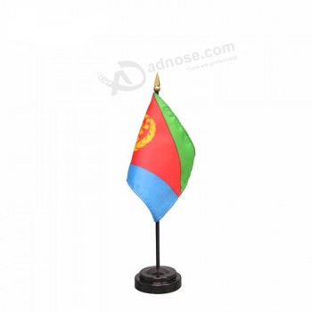 Bandiera eritrea su ordinazione da tavolo con piccolo pennone in plastica 20 * 30cm