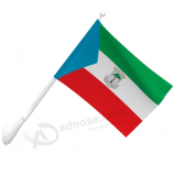 Bandera nacional montada en la pared de Guinea Ecuatorial con poste