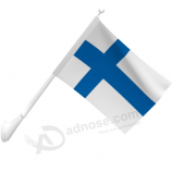 bandiera nazionale della Finlandia finlandese fissata al muro con asta