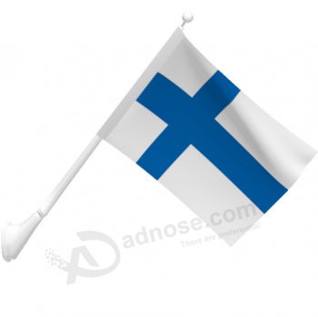 bandiera nazionale della Finlandia finlandese fissata al muro con asta