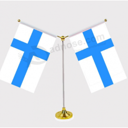 Dos banderas bandera de mesa de finlandia con base de matel