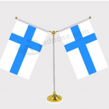 Bandiera da tavolo finlandese con due bandiere e base matel
