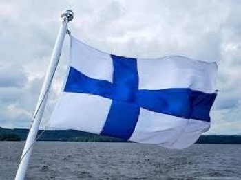 Bandera nacional de Finlandia de cruce de alta calidad que agita la bandera nacional