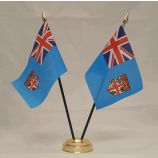 Twee vlaggen Fiji tafel nationale vlag Fiji desktop vlaggen