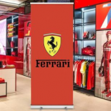 Hochwertiger Roll-Up-Ständer für Ferrari-Werbung