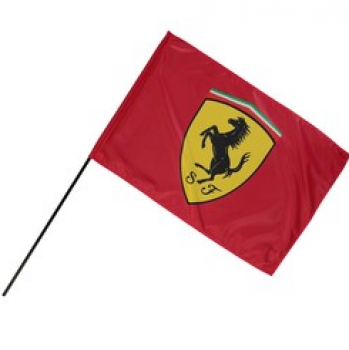 Fächerwellenartig bewegende Ferrarihand, die Flaggen für die Werbung rüttelt