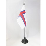 Faeröer-eilanden tafelvlag 4 '' x 6 '' - Denemarken - Faeroese bureauvlag 15 x 10 cm - zwarte plastic stok en voet