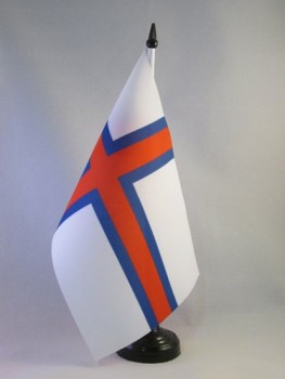 Faeröer-eilanden tafelvlag 5 '' x 8 '' - Denemarken - Faeroese bureauvlag 21 x 14 cm - zwarte plastic stok en voet