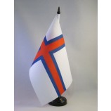Faeröer-eilanden tafelvlag 5 '' x 8 '' - Denemarken - Faeroese bureauvlag 21 x 14 cm - zwarte plastic stok en voet