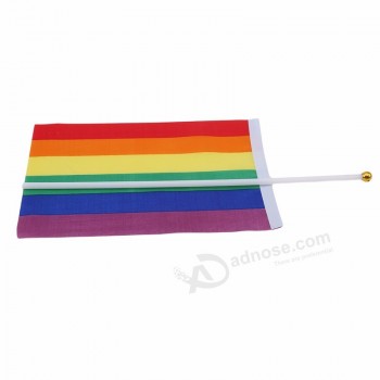 Wellenartig bewegende Hand des Regenbogens kennzeichnet Polyester gedruckte Flaggenfahne Flagge des homosexuellen Stolzes